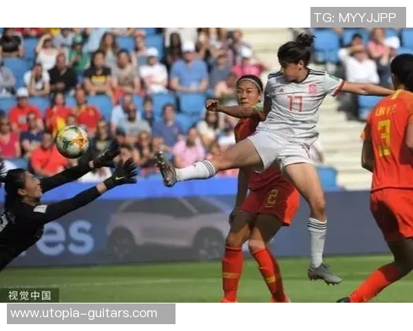 足球球星偶遇小女孩温馨互动感动全场瞬间引发网友热议